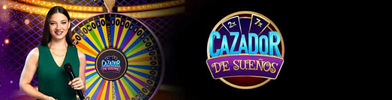 Crupier presentando en un casino online con ruleta Cazador de Sueños.