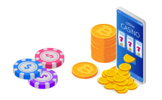 Un móvil con juegos para casinos Bitcoin y fichas de colores de esta criptomoneda.