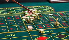Mesa de ruleta en un casino físico.