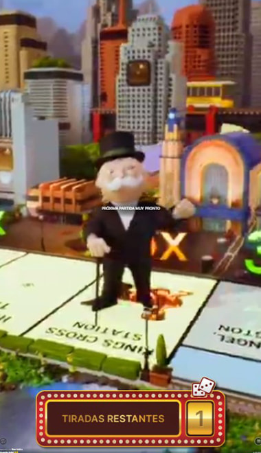 El Sr. Monopoly avanza por el tablero 3D en la ronda de bonificación, con una tirada restante.