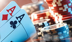 Fichas y cartas de póker online.