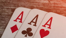 Tres ases de una baraja de póker para casinos online.