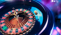 Cilindro de una ruleta en línea disponible en casinos online de Bolivia.