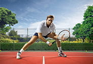 Un jugador preparado para recibir un saque de tenis.