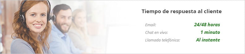 pic alt text: Una mujer con el pelo recogido sonríe a cámara. Lleva puestos unos cascos con micrófono incorporado. A la derecha se indican las formas más habituales de contactar con servicio al cliente, como chat en vivo y el e-mail.