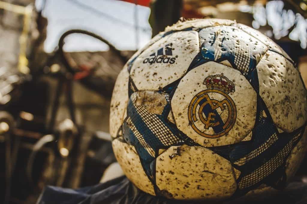 Balón de fútbol del Real Madrid.