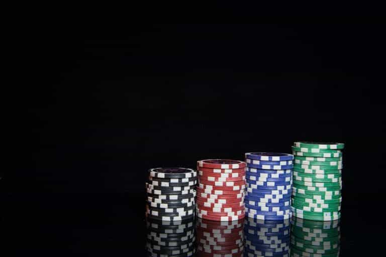 Cuatro pilas de fichas de casino, dispuestas de menor a mayor y ordenadas por colores.