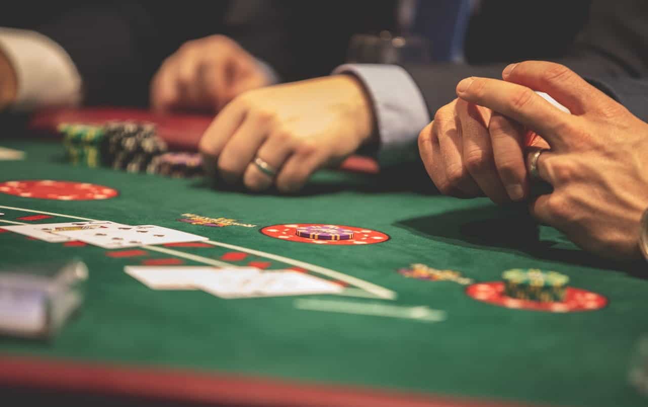 Jugando al póker en un casino.