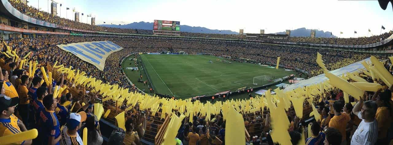 Estadio de los Tigres, México, durante un partido de fútbol.