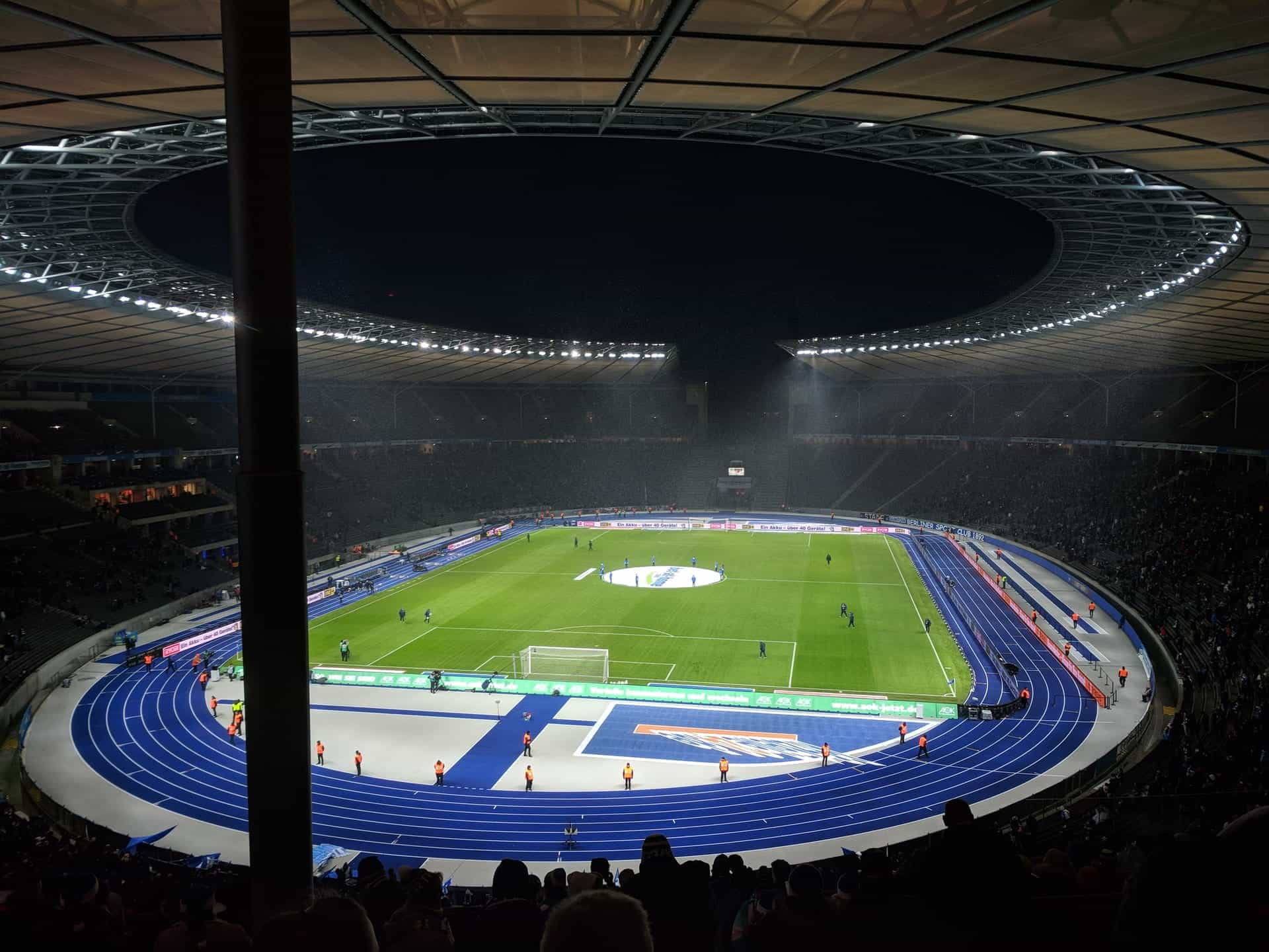 Estadio de fútbol con pista de atletismo.