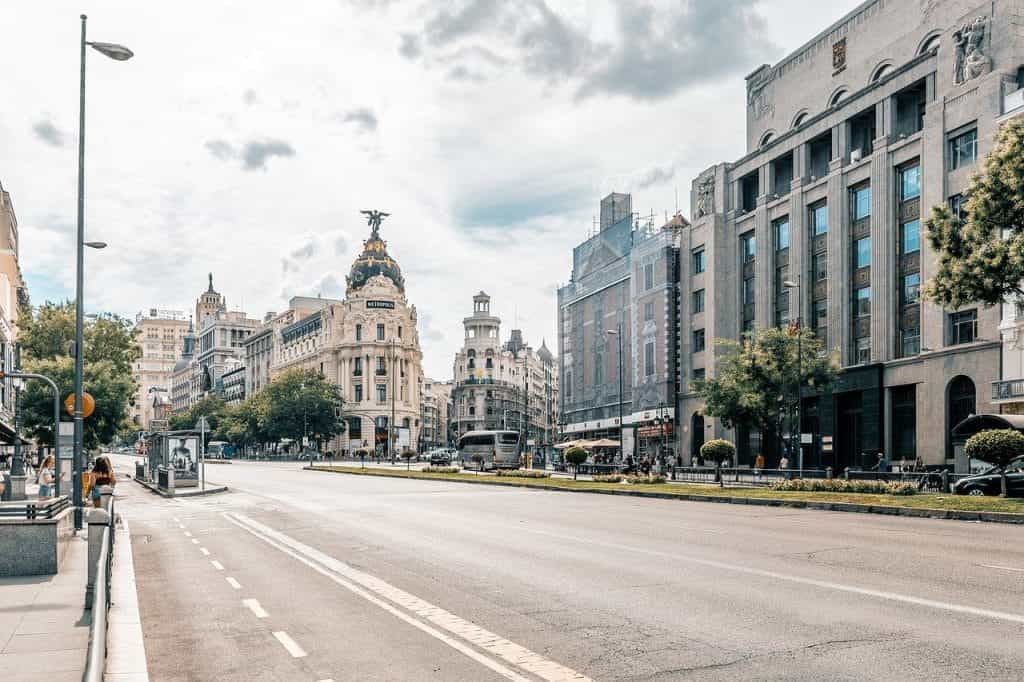 Calle en el centro de Madrid, España.