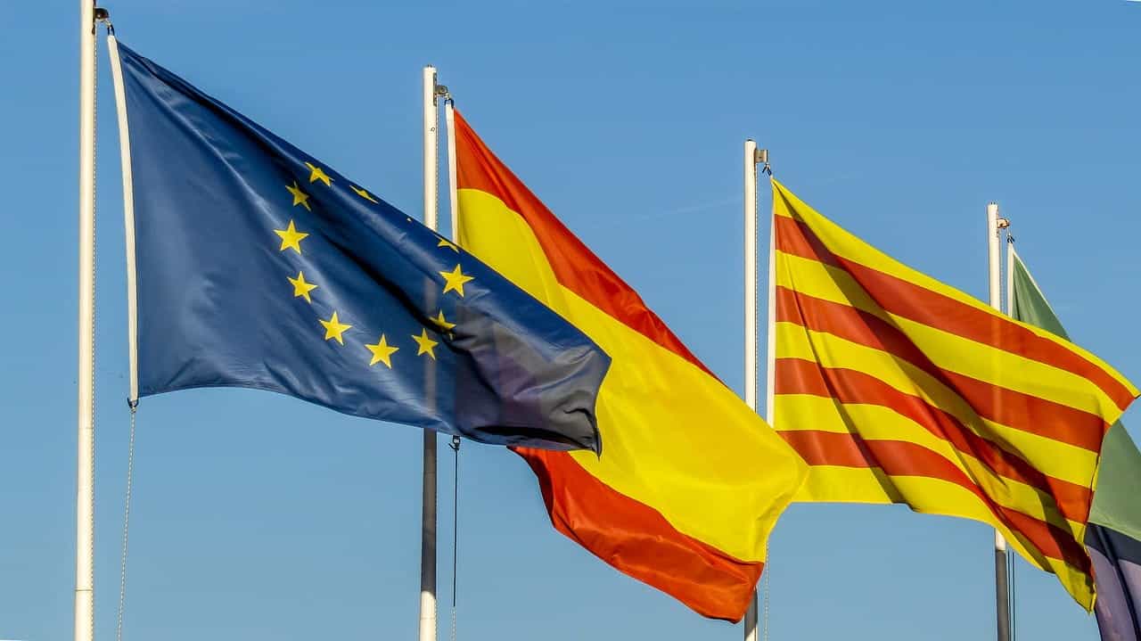 Banderas de la Unión Europea, España y Cataluña.
