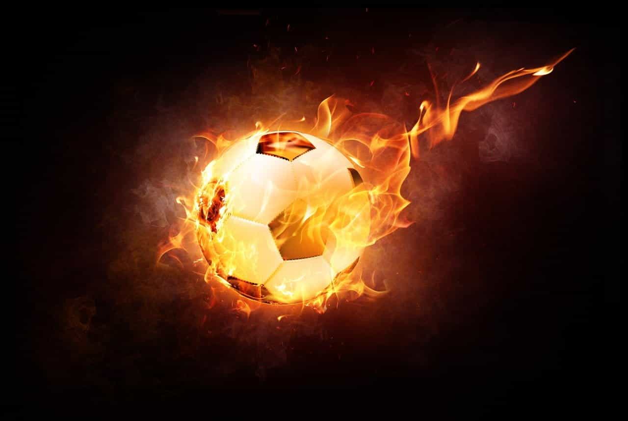 Balón de fútbol en llamas.