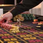 Mesa de ruleta con fichas amarillas y rojas en juego sobre el tapete.