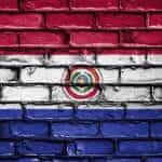 Bandera de Paraguay pintada en un muro.