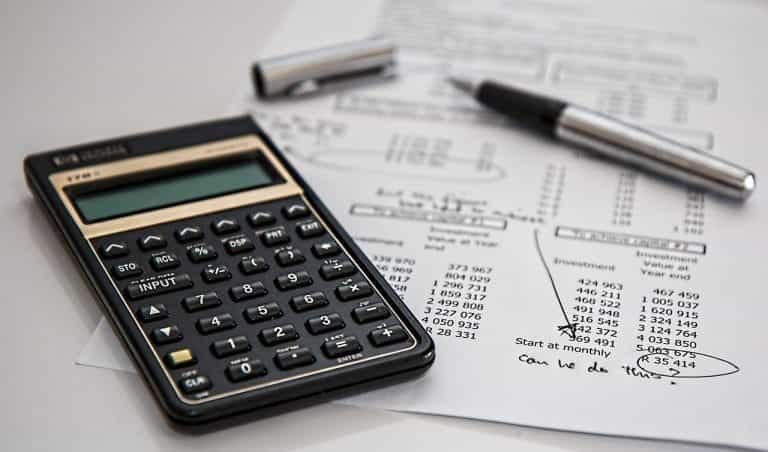 Calculadora y balance financiero.