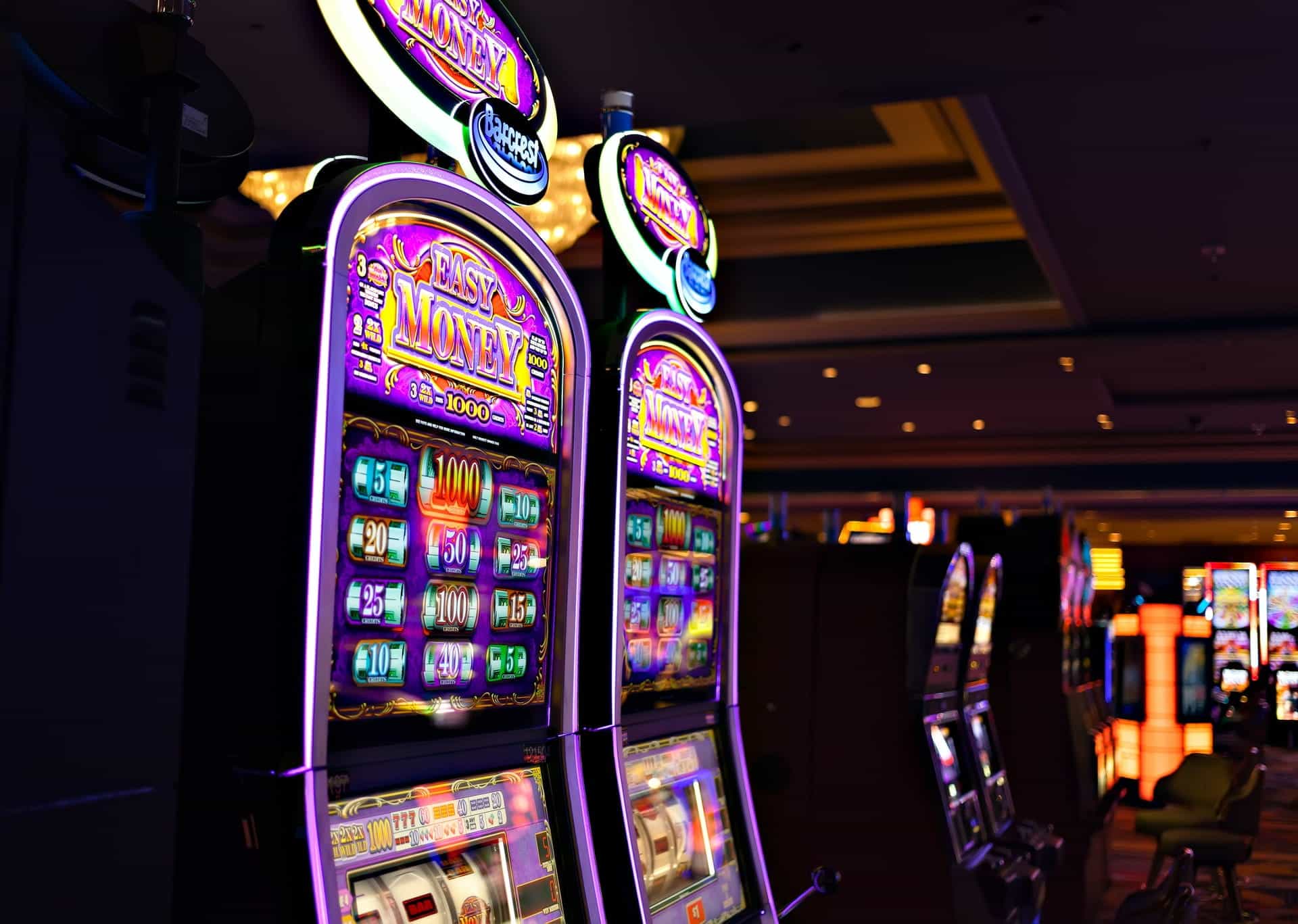 Máquinas tragaperras en un casino.