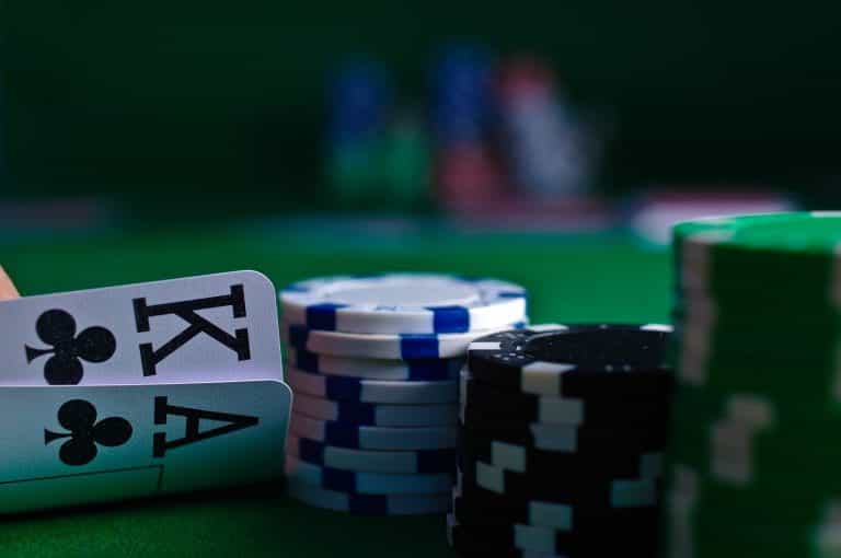 Cartas y fichas de póker.