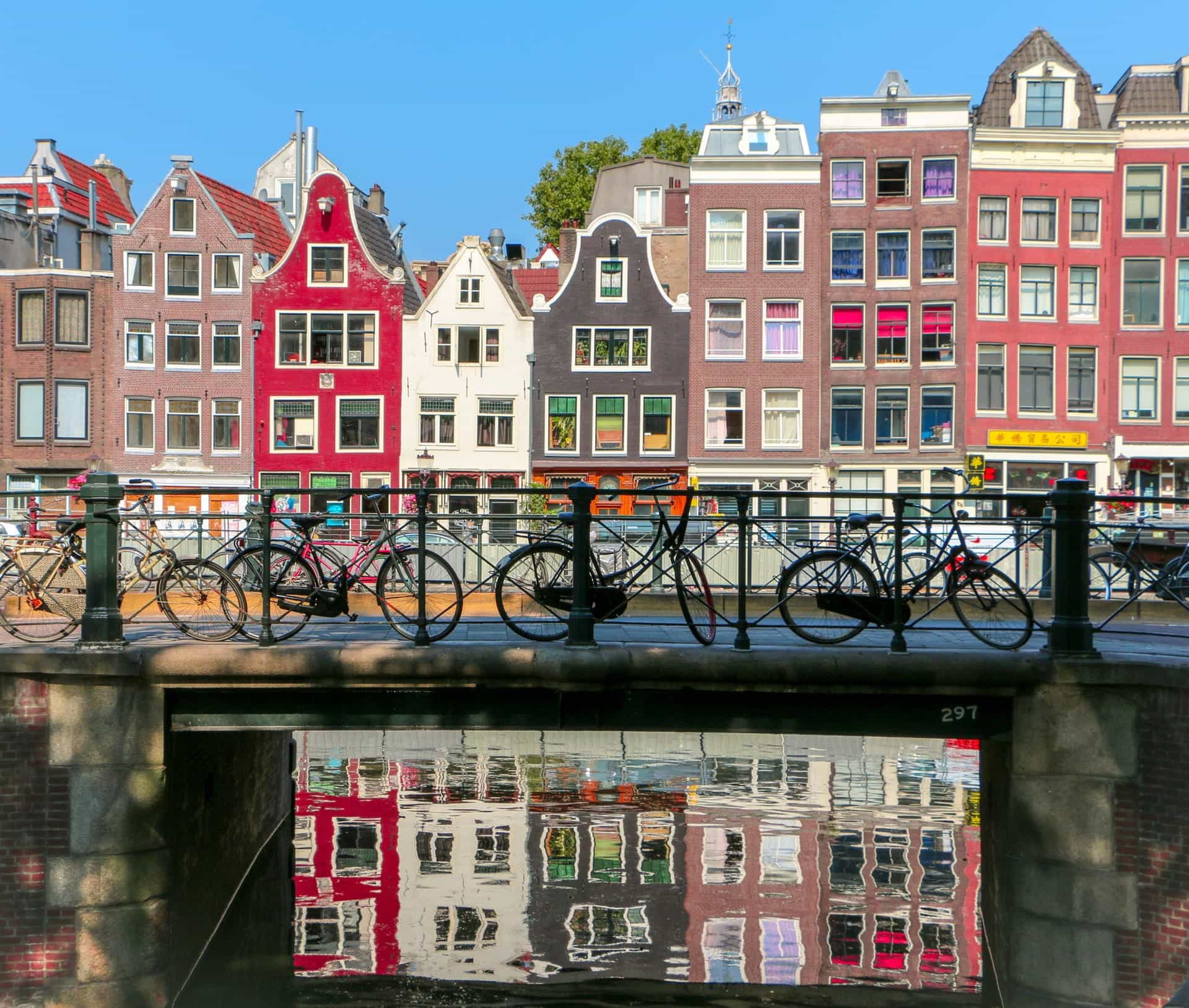 Típico puente en Amsterdam, Holanda.