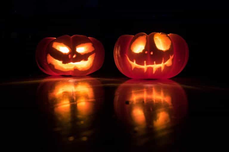 Calabazas de Halloween iluminadas.