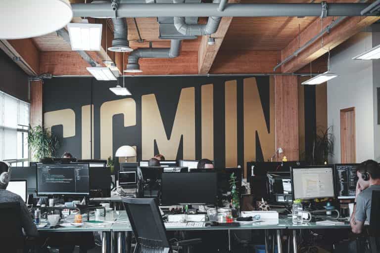 Espacio de trabajo en una empresa de productos tecnológicos.