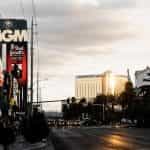 Calle en Las Vegas, Nevada, con el casino MGM.