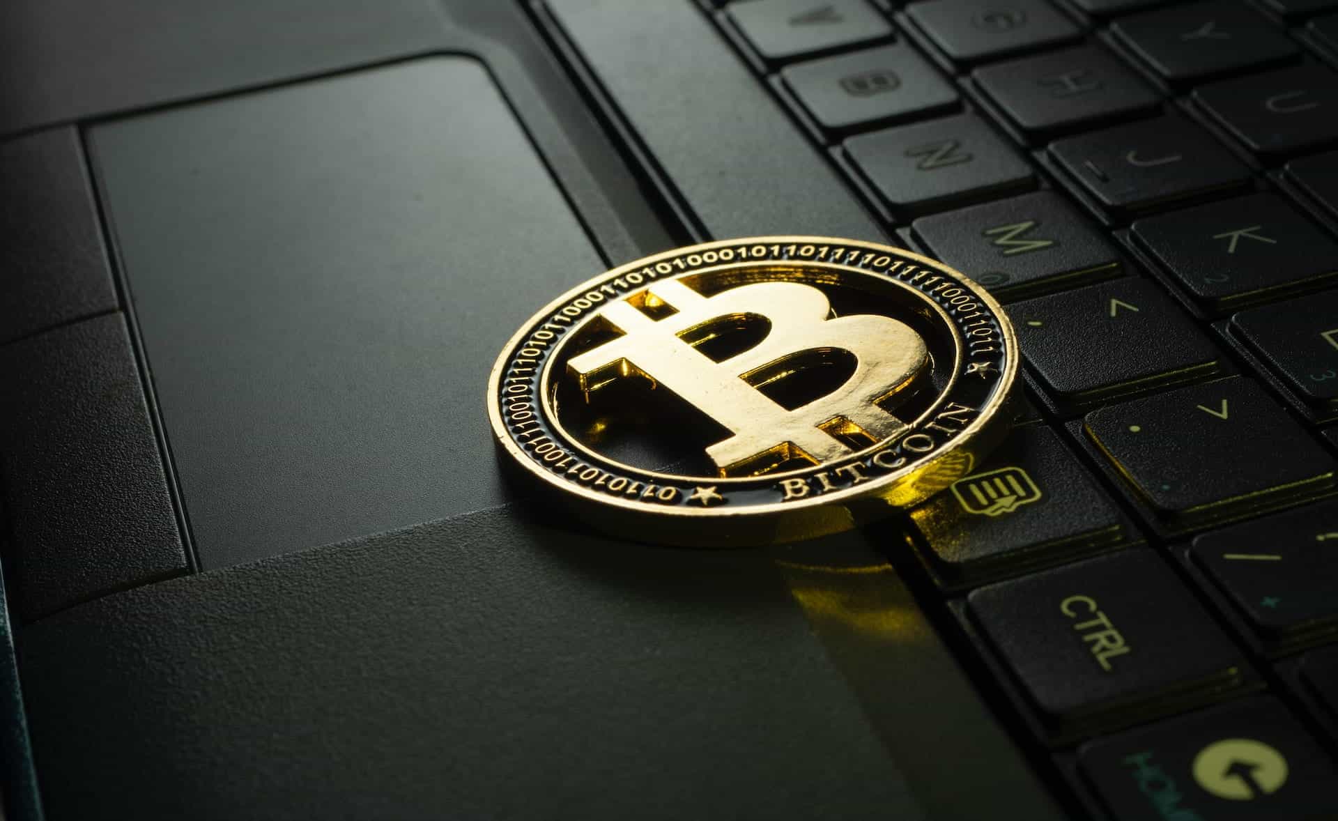 Criptomoneda y ordenador portátil.