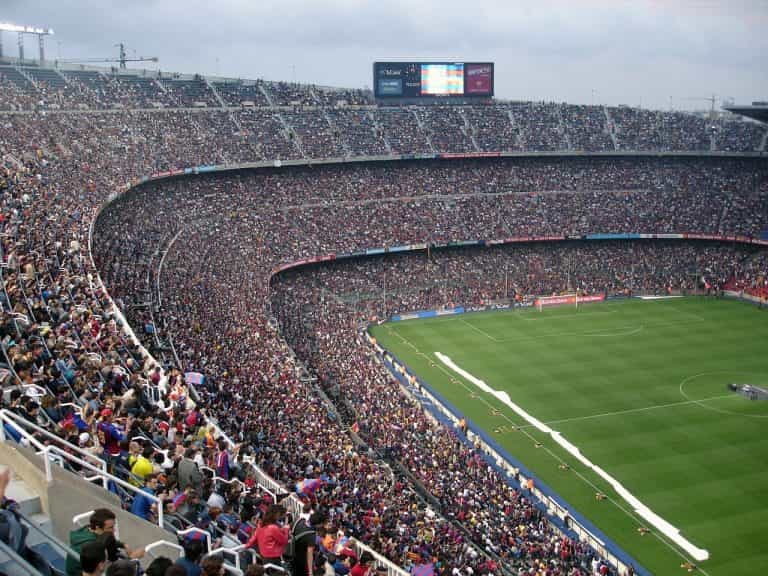 Campo de fútbol lleno.