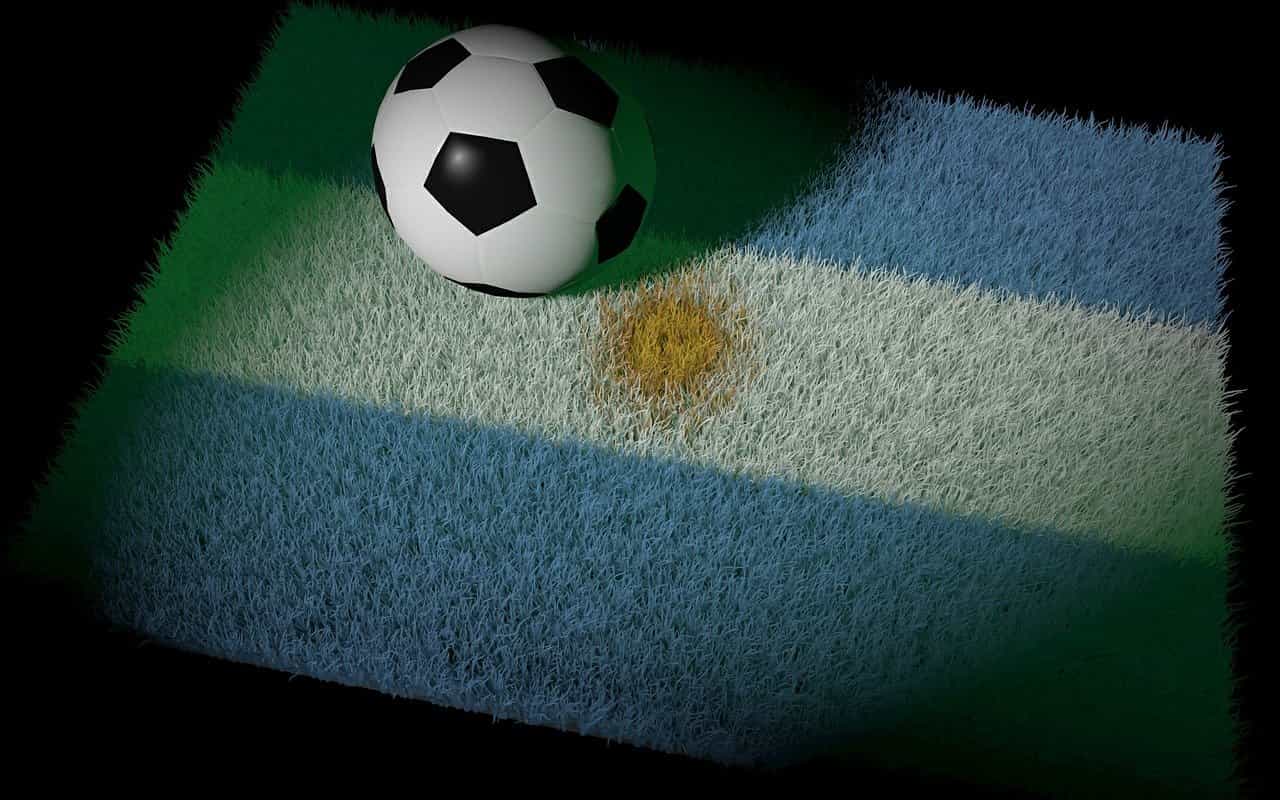 Tapete de la bandera argentina con pelota de fútbol pequeña encima.