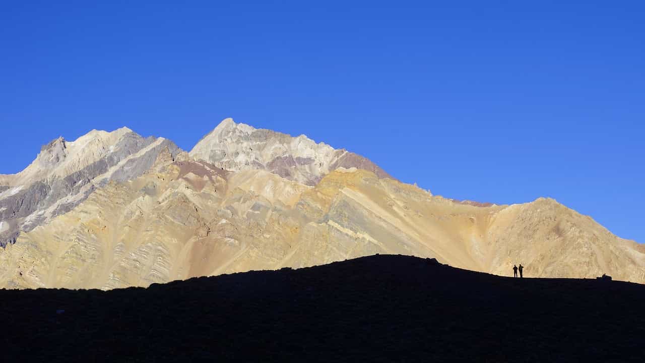 Montaña de Mendoza bajo cielo despejado.