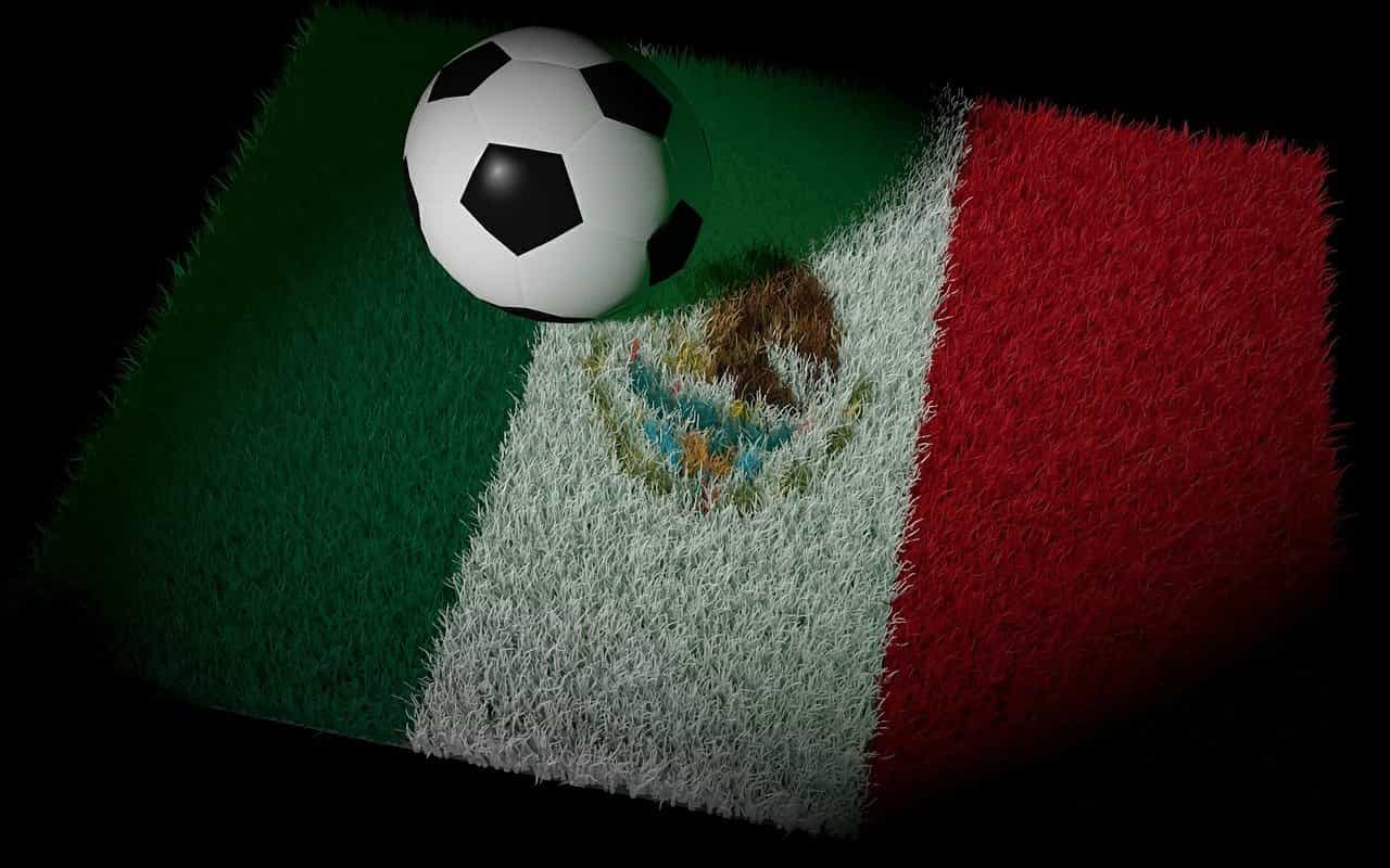 Tapete con la bandera de México sobre el cual hay un balón de fútbol.