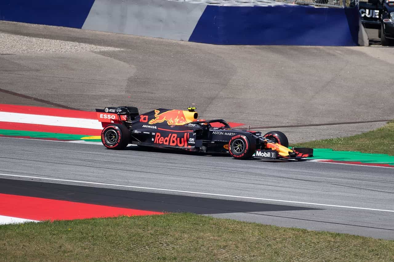Automóvil de Red Bull en plena carrera de Fórmula 1.