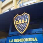Escudo de Boca Juniors en el frente del estadio del club.
