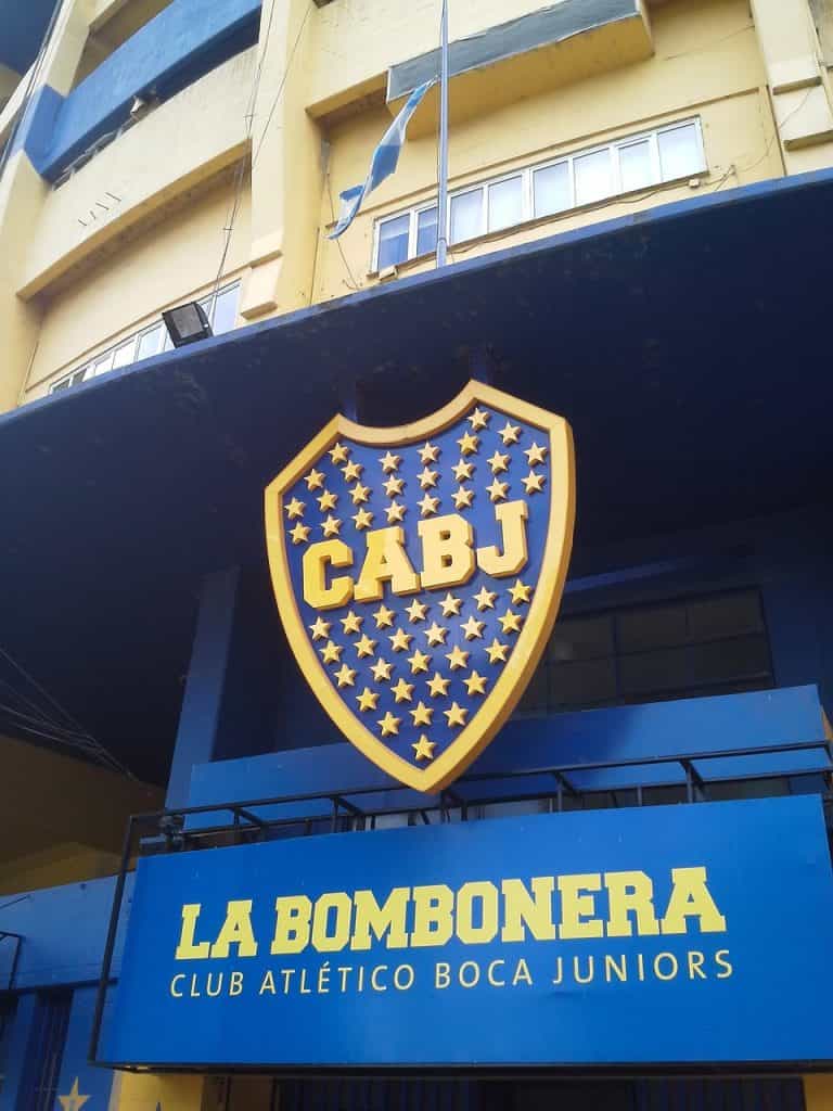 Escudo de Boca Juniors en el frente del estadio del club.