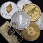 Monedas acuñadas con el logo de criptomonedas famosas.