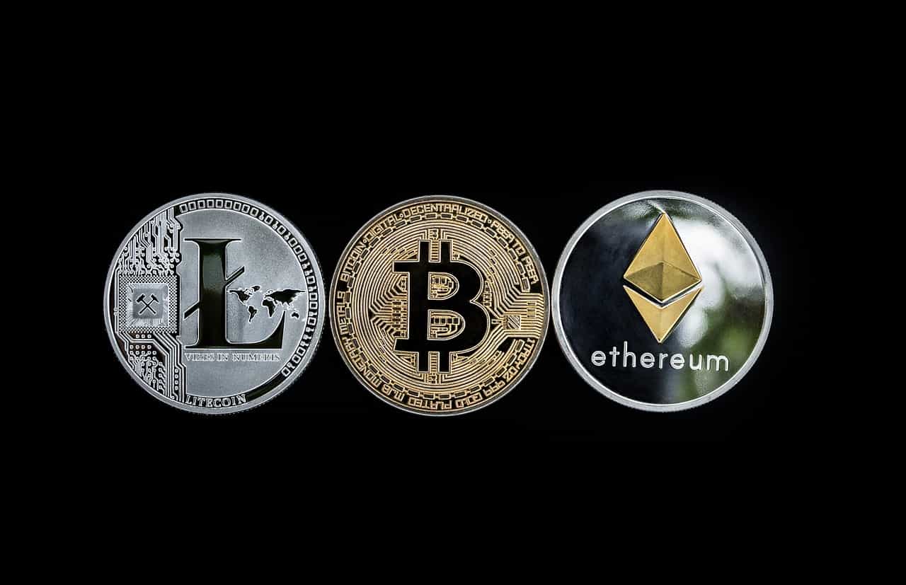 Tres monedas con los símbolos de Litecoin, bitcoin y Ethereum respectivamente.