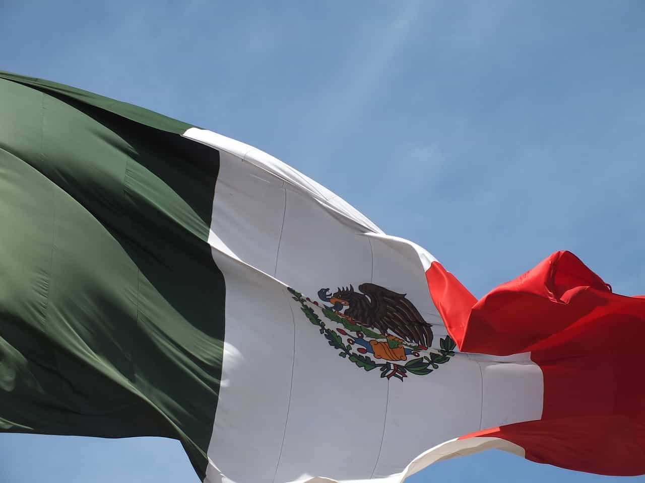 Bandera de México ondeando en el cielo.