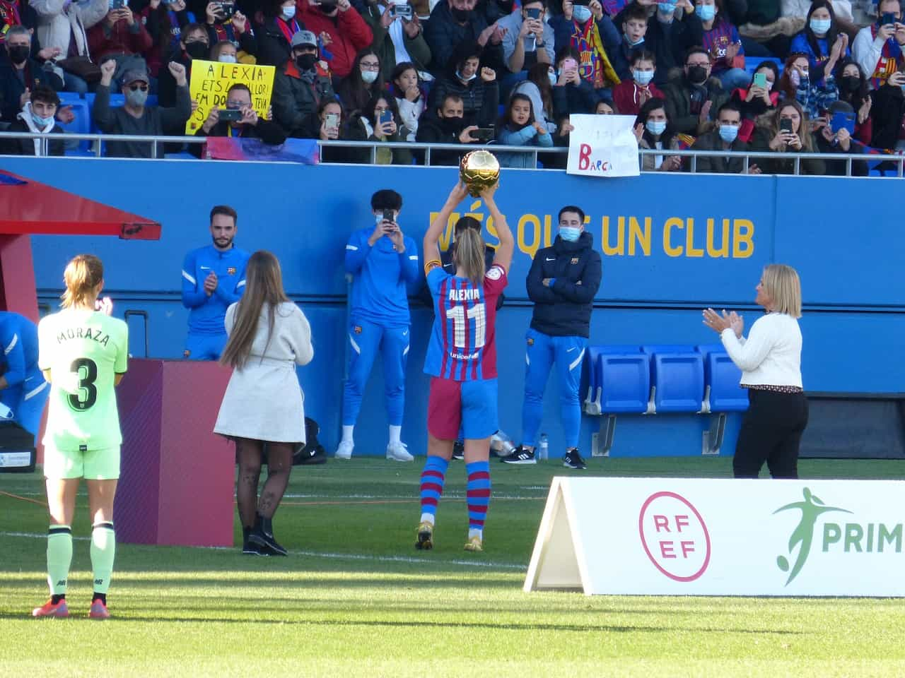 Alexia Putellas levanta el Balón de Oro en campo de juego.