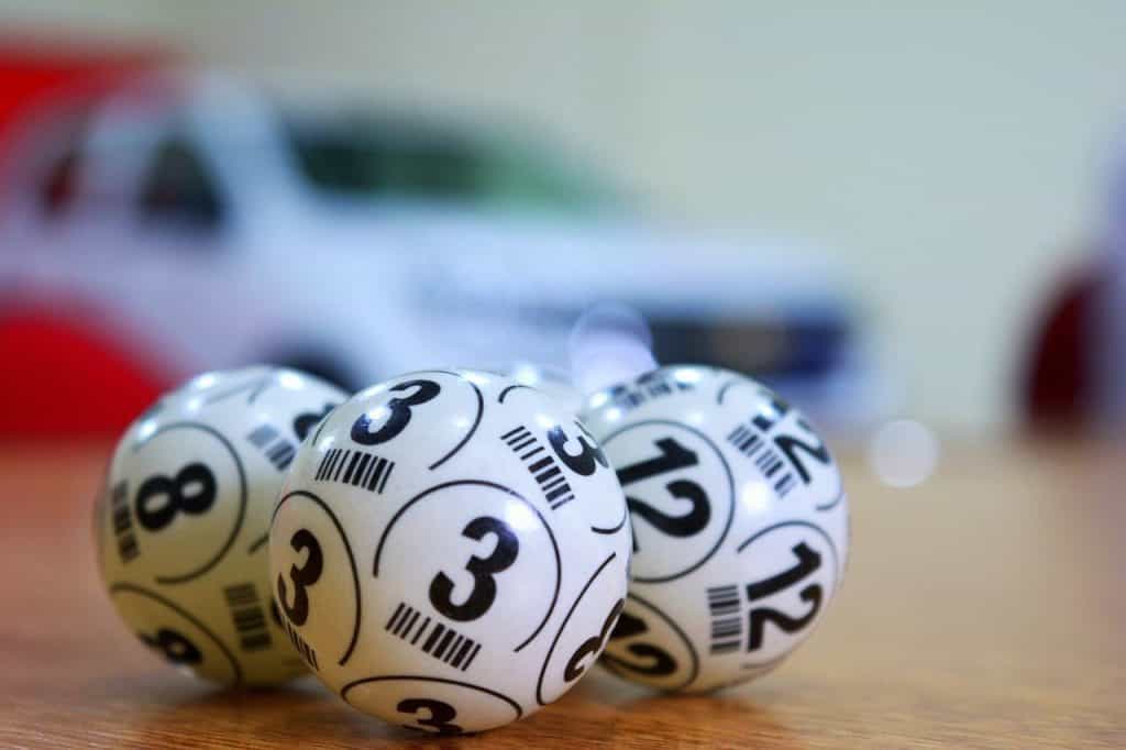 Tres bolillas de lotería con los números 8, 3 y 12.