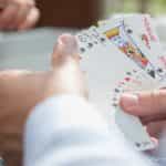 Cartas de póker en manos de una persona jugando.