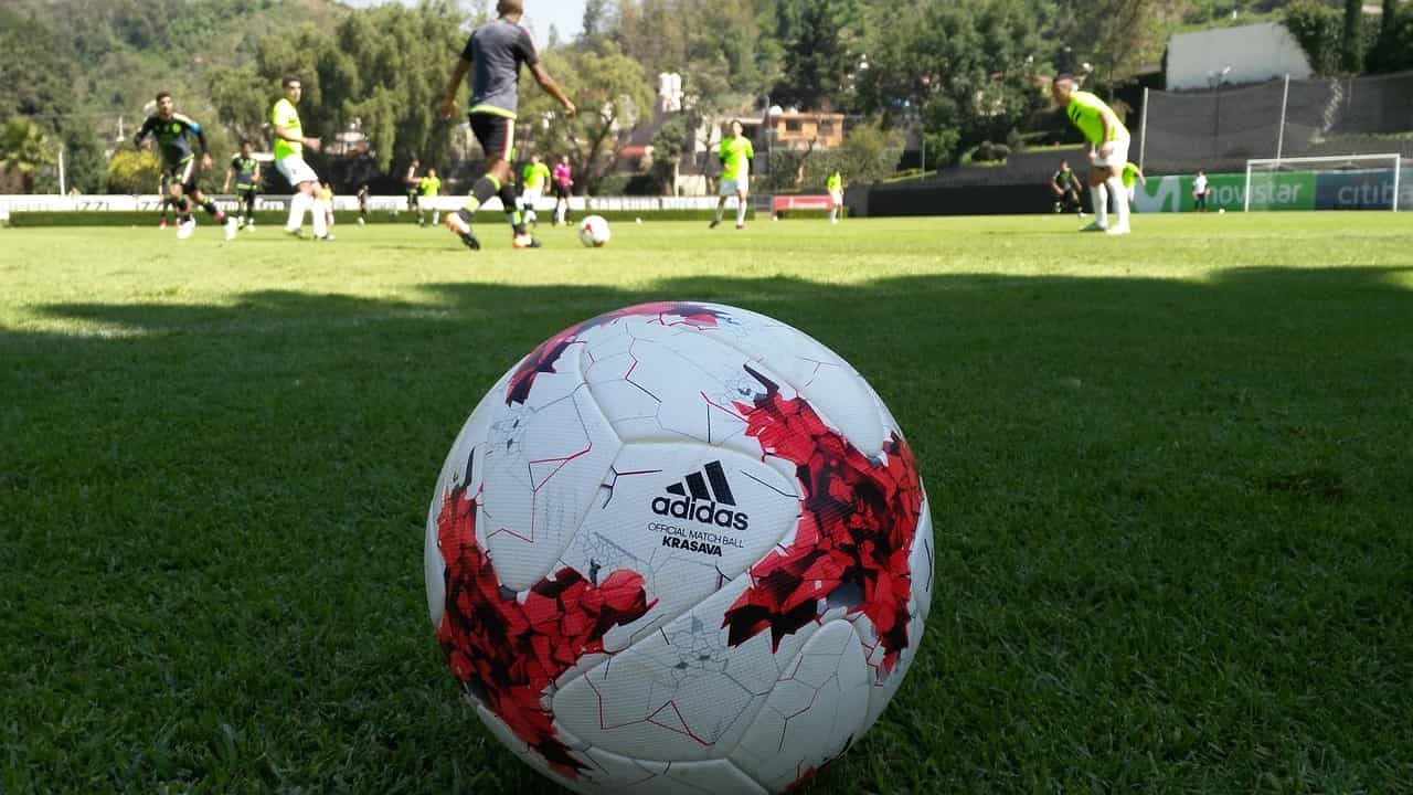 Pelota de Adidas en medio de una práctica de fútbol.