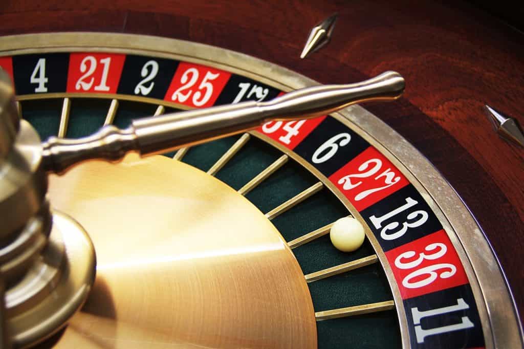 Bolilla de una ruleta detenida en el número 13.