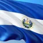 Bandera de El Salvador flameando.