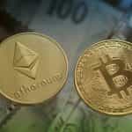 Dos monedas, acuñadas con los logos de Ethereum y bitcoin respectivamente, sobre una superficie donde se vislumbran billetes.