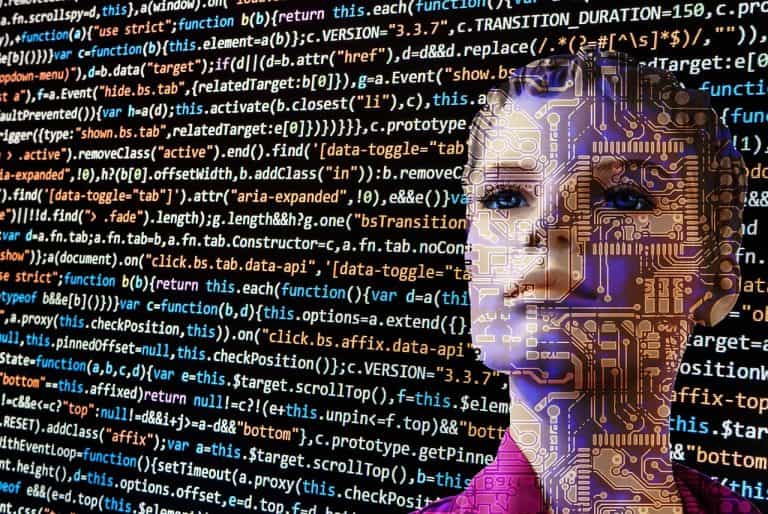 Rostro humano dibujado con código de programación sobre una pantalla también llena de códigos.