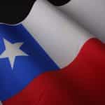 Bandera de Chile ondeando sobre un fondo negro.