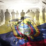 Grupo de personas en un túnel y sobreimpresionada la bandera de Ecuador.