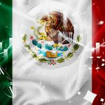 Bandera de México proyectada sobre un fondo de gráficas y símbolos de juegos de casino.