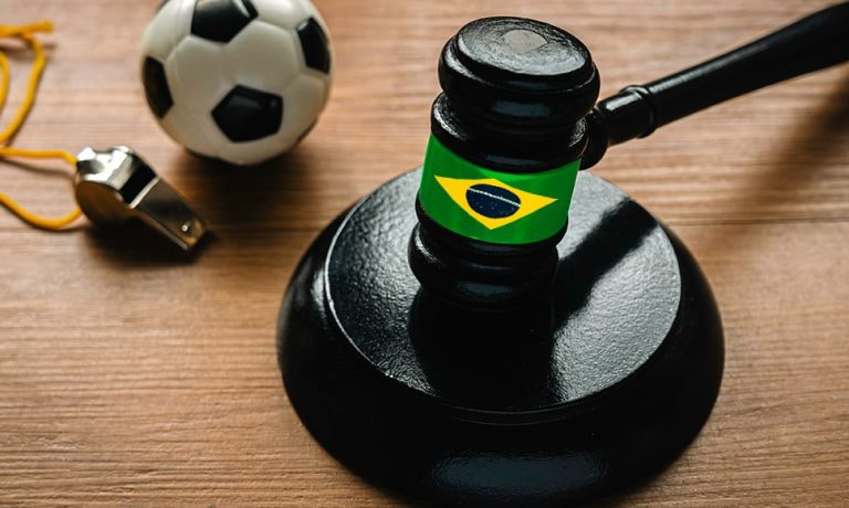 Un mazo de juez con la bandera de Brasil.