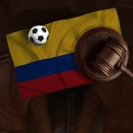 Bandera colombiana con un balón de fútbol y un mazo de juez.